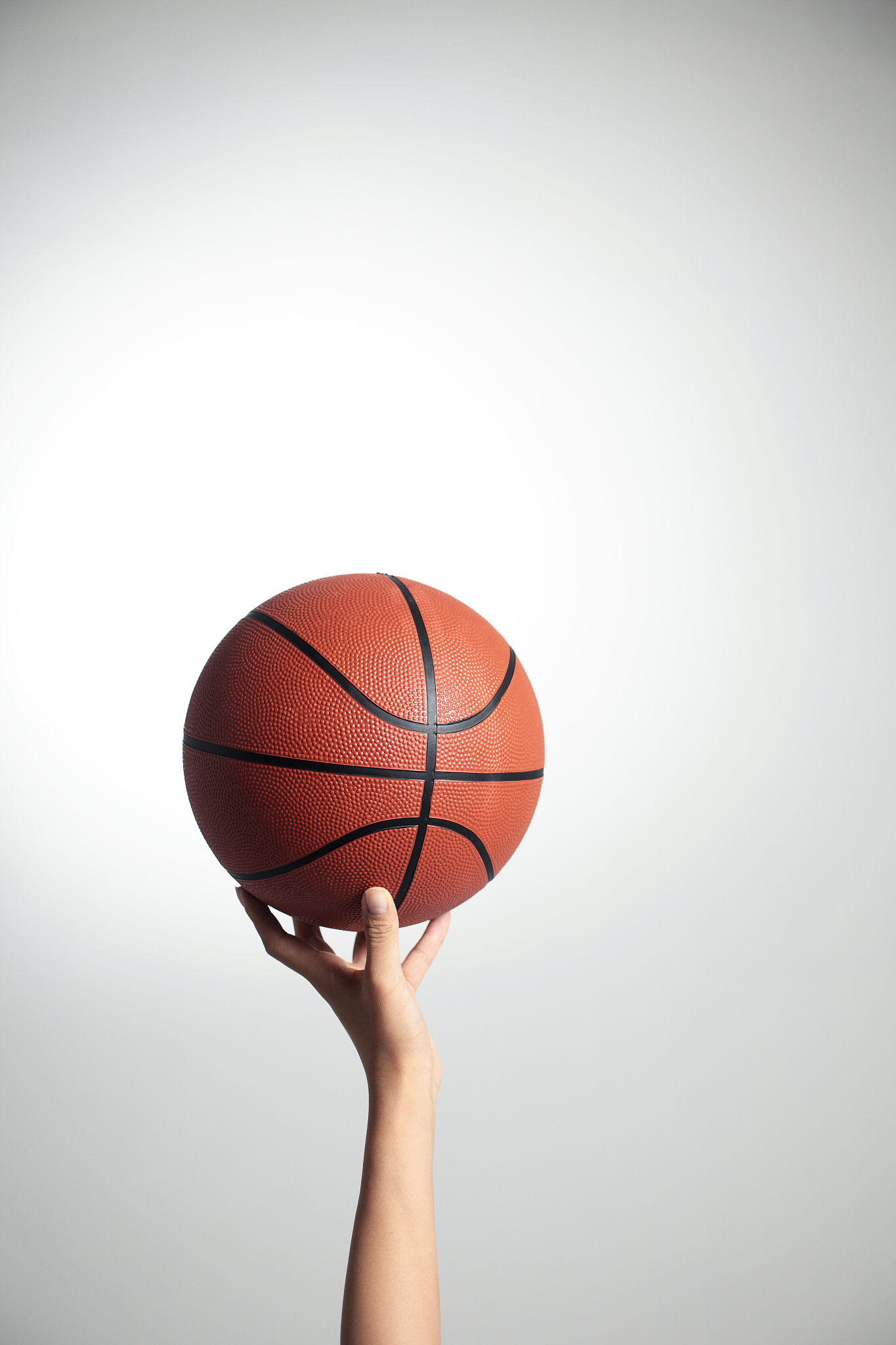 hands holding a basketball,hands close-up