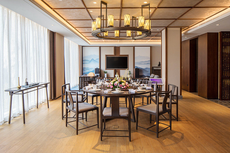 給我一個酒店餐廳的設計文案該設計風格是傳統典雅中式為主融合了現代簡約風該區域功能包含公共就餐區、包廂、宴會廳