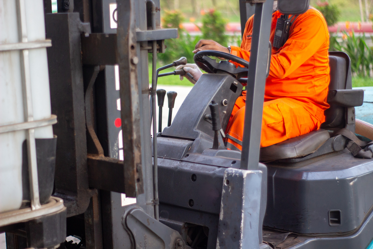 半电动堆高车维修保养指南：延长寿命、提升效率