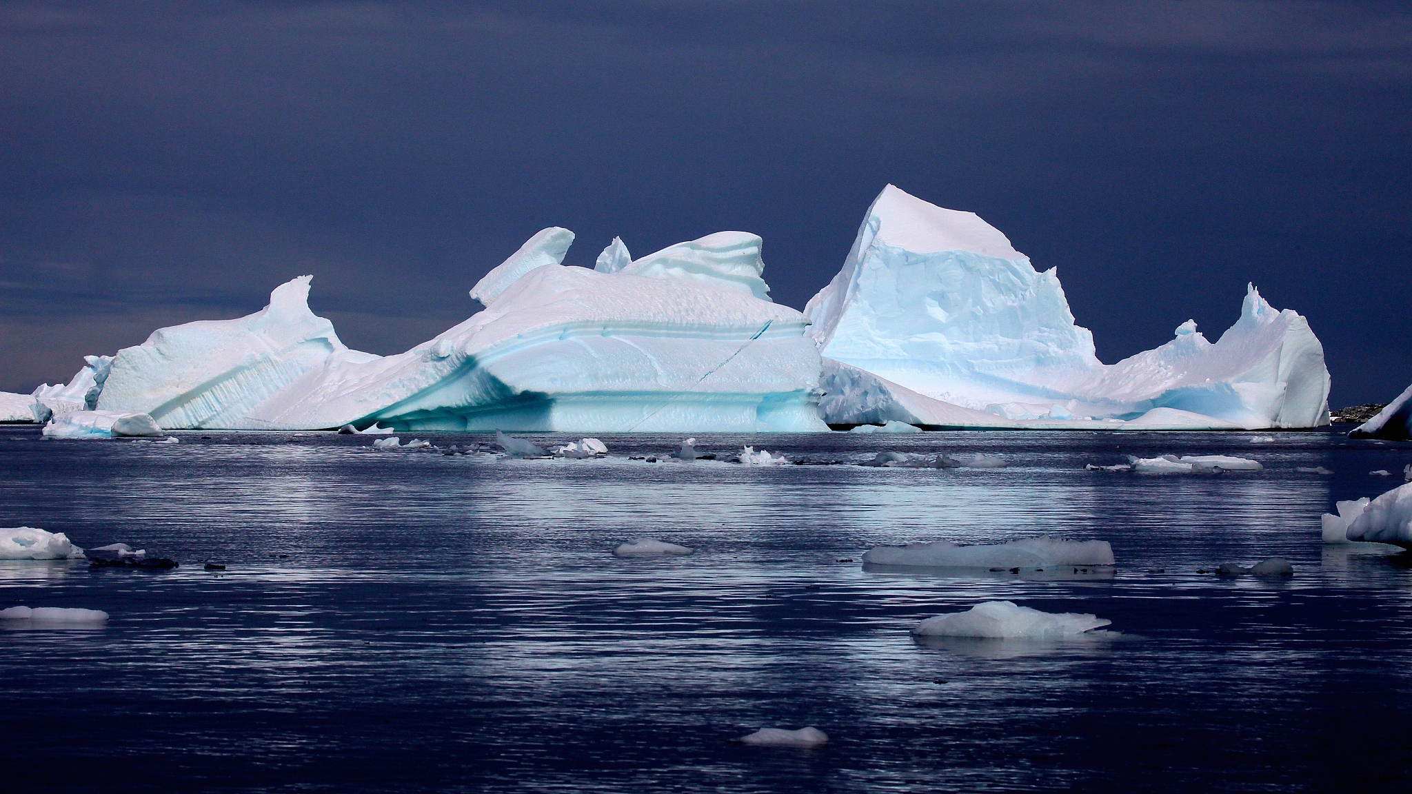 南极和北极为什么是极寒天气？