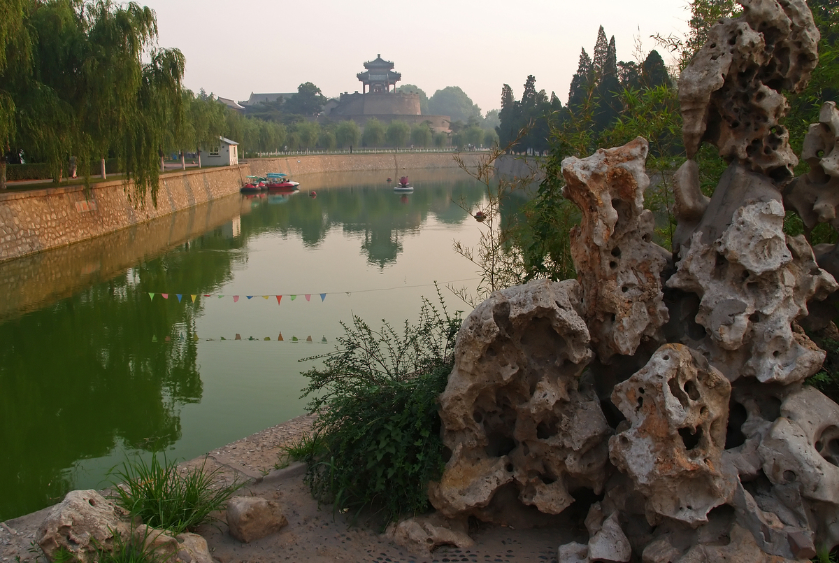 详细分析当代西安兴庆宫是如何进行园林筑山、叠石、理水并举例 不得低于10000字