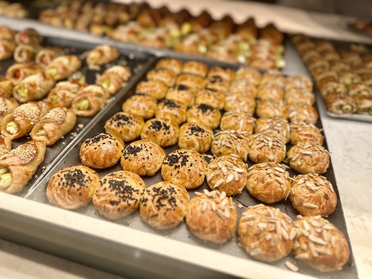 某食品制作厂出售三种不同品牌的糕点每个品牌含有不同比例的杏仁、核桃仁、腰果仁、胡桃仁。为了维护工厂的质量信誉每个品牌中所含有的果仁的最大、最小比例是必须满足的如下表所示：品牌	含量需求	售价 元kg普通	腰果仁不超过20	89	胡桃仁不低于40		核桃仁不超过25		杏仁没有限制	精装	腰果仁不超过35	110	杏仁不低于40		核桃仁、胡桃仁没有限制	豪华	腰果仁含量位于30~50之间	180