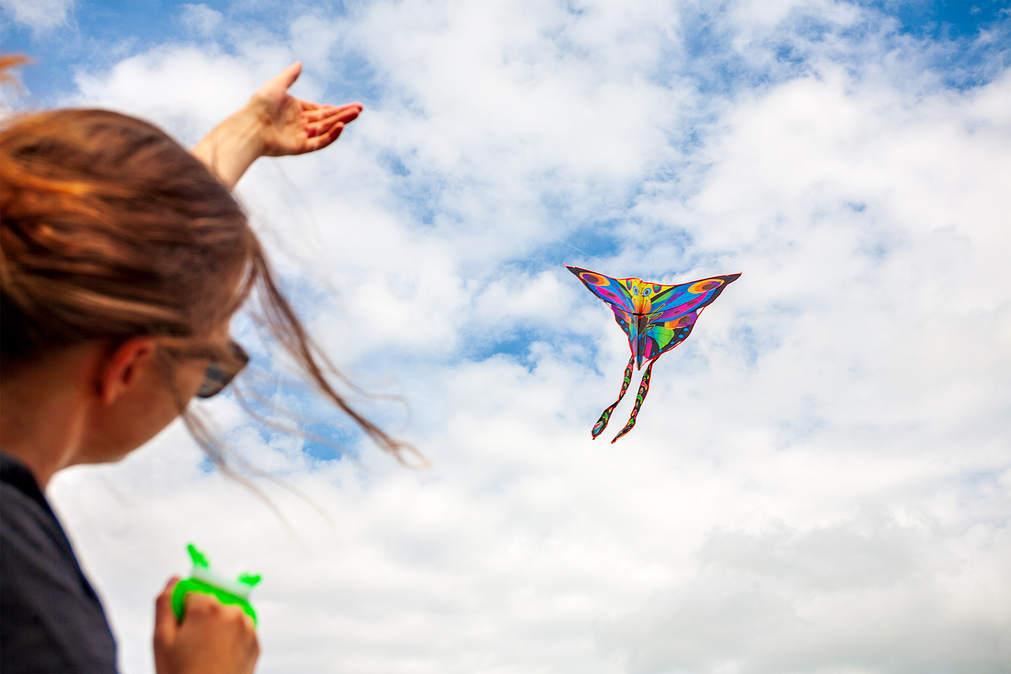 kite in hand against the blue sky in summer, flying kite launchi