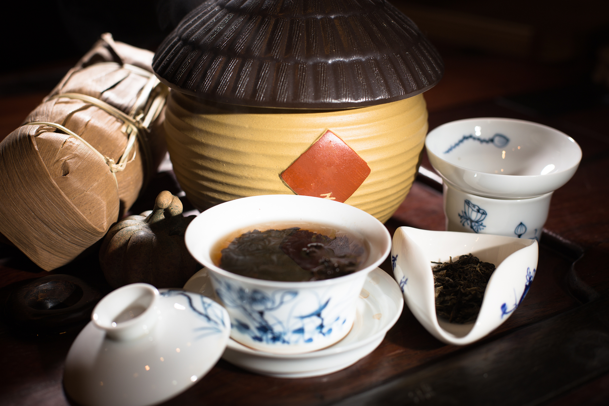 茶的历史在漫长的一天里他漫步在森林里寻找可食用的谷物和草药疲惫的神农神农不小心毒死了自己72次。但在毒药结束他的生命之前一片叶子飘进了他的嘴里。他嚼着它它使他复活了我们就是这样发现茶的。至少至少有一个古老的传说。茶并不能真正治愈中毒症但神话中的中国农业发明者神农的故事突出了茶对中国古代人的重要性。考古证据表明茶最早种植在6000年前也就是法老建造吉萨大金字塔的1500年前。最初的原始茶树是今天世界