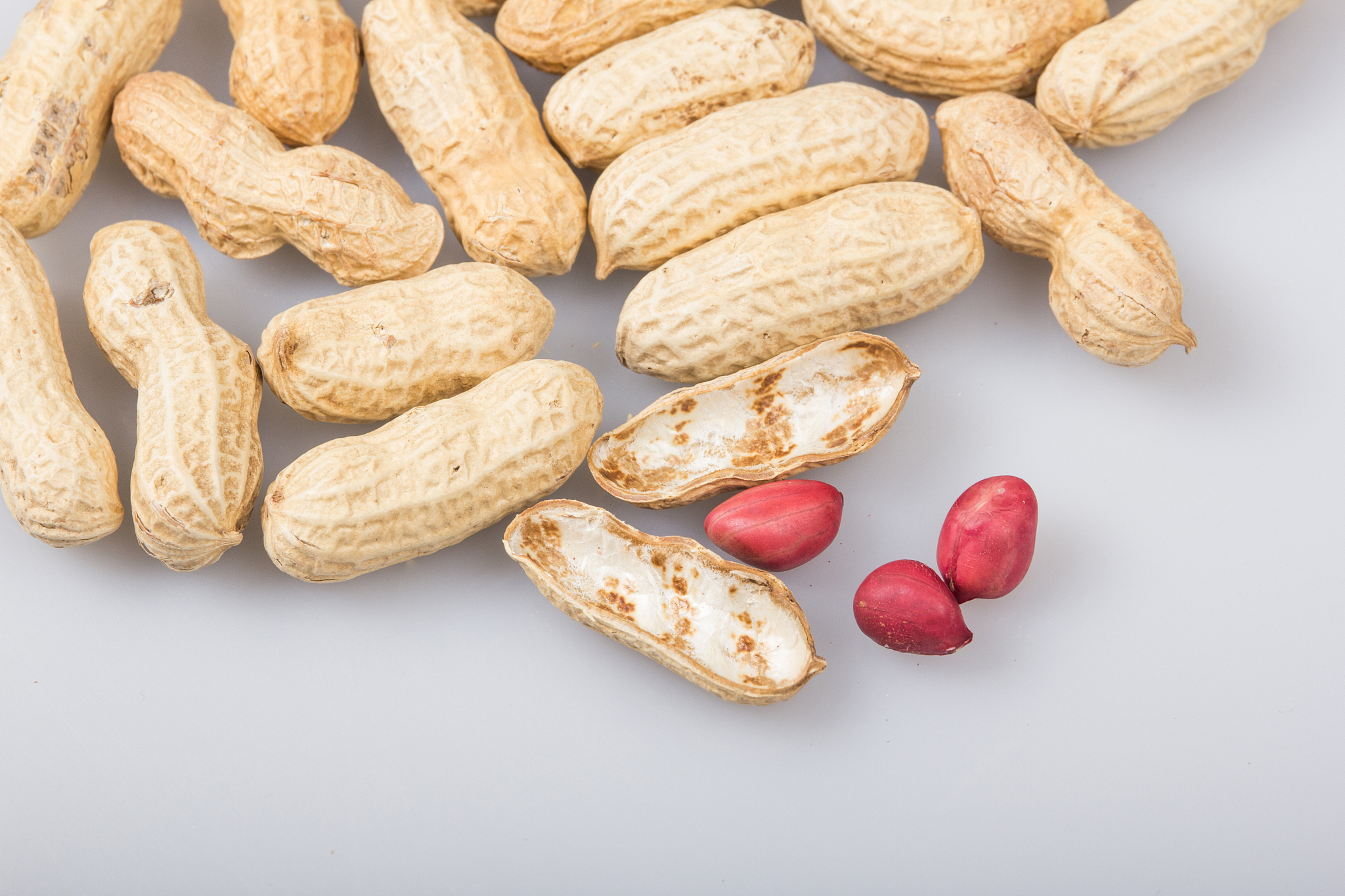 优化创意中文爆款标题3个字数要求不少于60字：为什么花生含油却不会堵塞血管呢但是生吃熟吃有区别吗