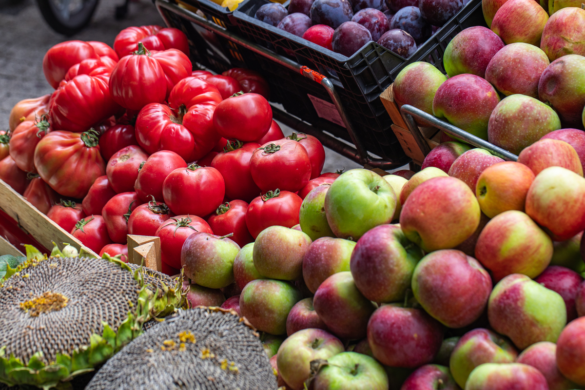 女朋友想吃水果我有点钱但是不太想花怎么办？