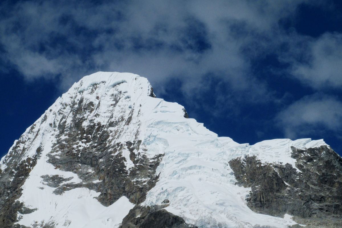 秘鲁瓦斯卡兰国家公园的山地景观,白雪覆盖的安第斯