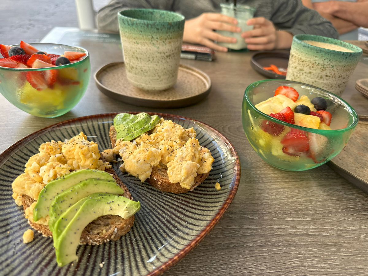 请按照以下描述描写物品 亲子丼三文治 简介：亲子丼三文治是一道好吃的甜酸口味的料理它的口味比较特别。发出的第一印象就是甜中带淡淡幽香其中最重要成分就是鸡蛋。它搭配上大块的白菜和肉末增加了丰富的口感。它也有一丝微妙的盐度但整体上仍然显得比较甜。 炸肉排酱炊饭