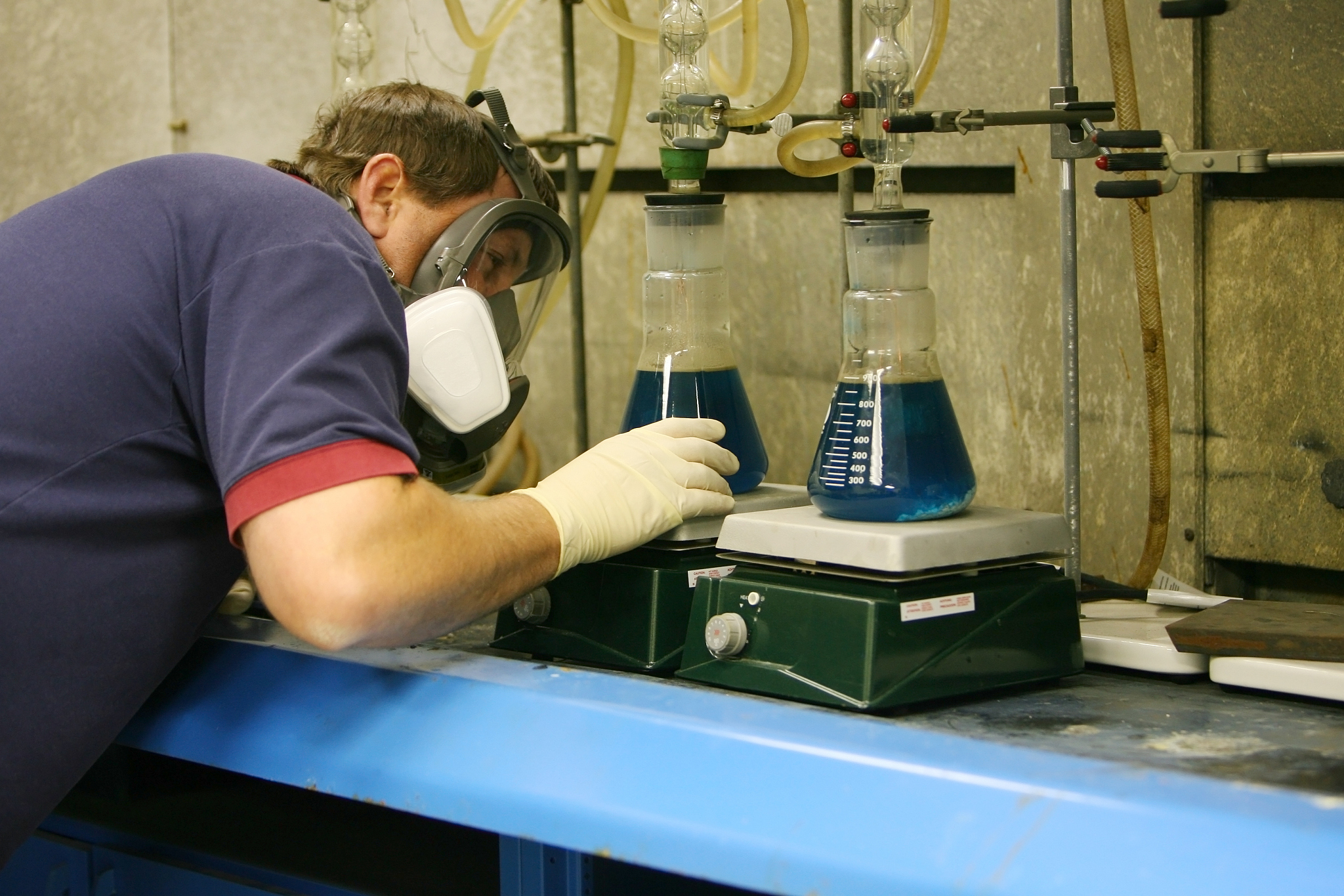 实验研究方面由于超临界二氧化碳射流冲击及冲蚀过程涉及较为复杂的温度、压力和相态变化现有实验研究主要侧重于冲击面测试以及冲蚀结果的测试评价。润色扩写上面这段话要求语序调换不一样单词替换相同意思内容严谨具体。