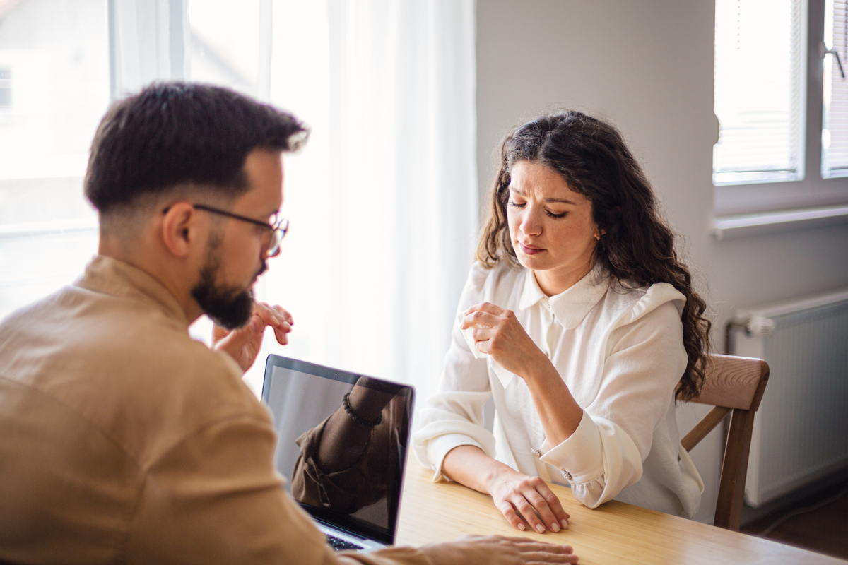 同事对我很好，但他一直喜欢另一个女人，我该怎么办？