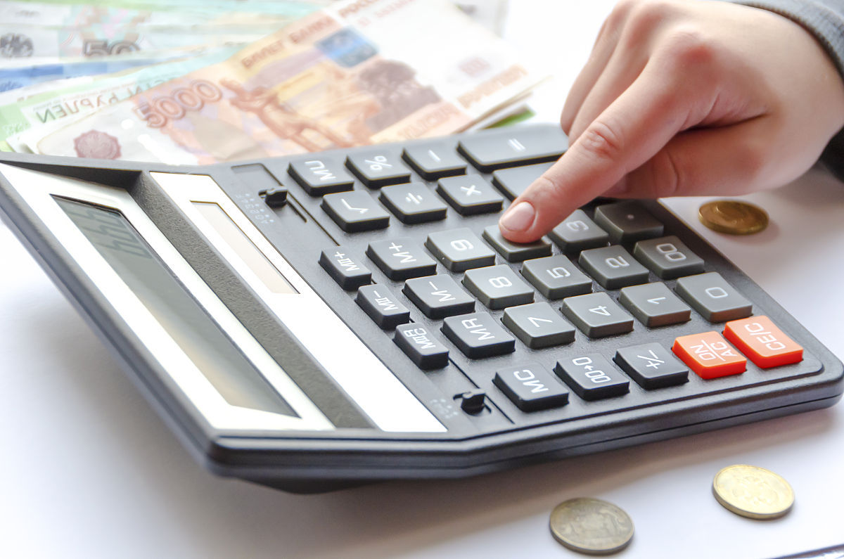 1 张某为女儿上大学筹划资金从女儿5岁生日开始每年生日存储500元直至15岁生日若年利率为10 其女儿18岁上大学大学四年每年年初等额提取生活费。试问其女儿每年平均生活费为多少 提示 先做现金流量图