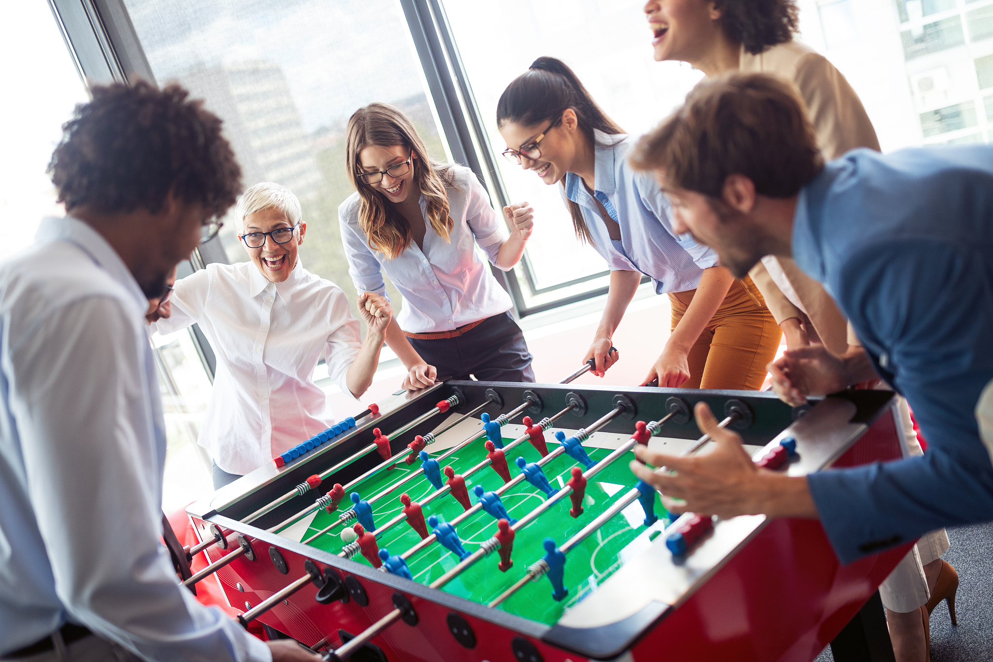 艾尔之光《艾尔之光》是由Blizzard Entertainment开发并发行的一款动作角色扮演游戏。游戏设定在一个名为圣三界的奇幻世界中玩家将扮演勇敢的英雄在挑战各种怪物和恶势力的同时逐步揭开这个世界的神秘面纱。《艾尔之光》拥有非常丰富的职业和技能系统玩家可以选择自己喜欢的职业并学习各种强大的技能来提升自己的战斗力。同时游戏中还包含了丰富的剧情和任务让玩家可以在探索世界的同时体验到真正的角色扮演