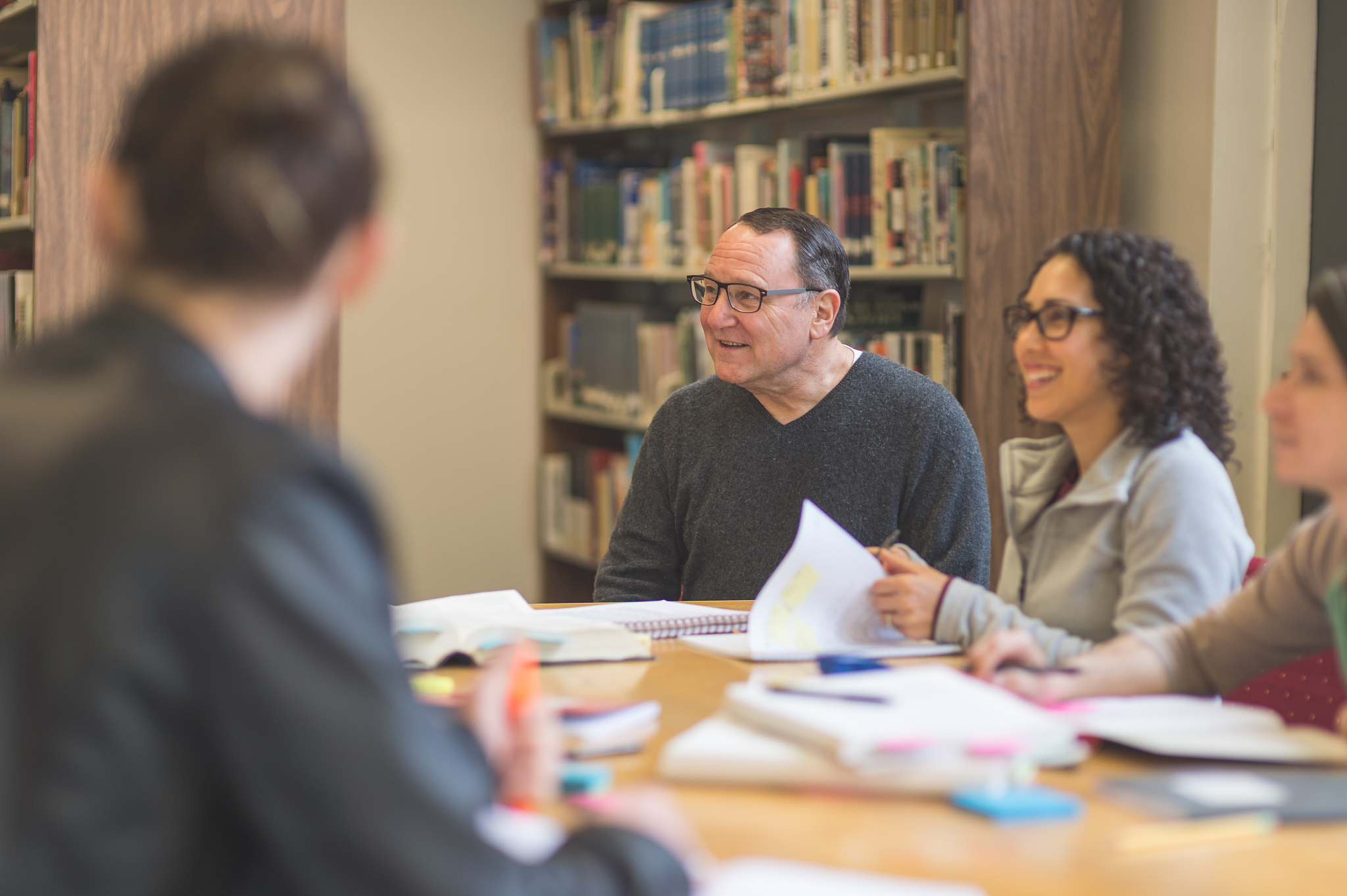 写一篇英语作文高中生水平100词左右：写一封信给你的大学图书馆为改进它的服务提出建议