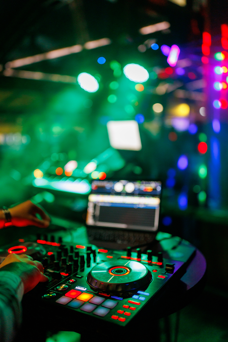 帮我生成一份吧dj名字叫Atehna的开场介绍英文