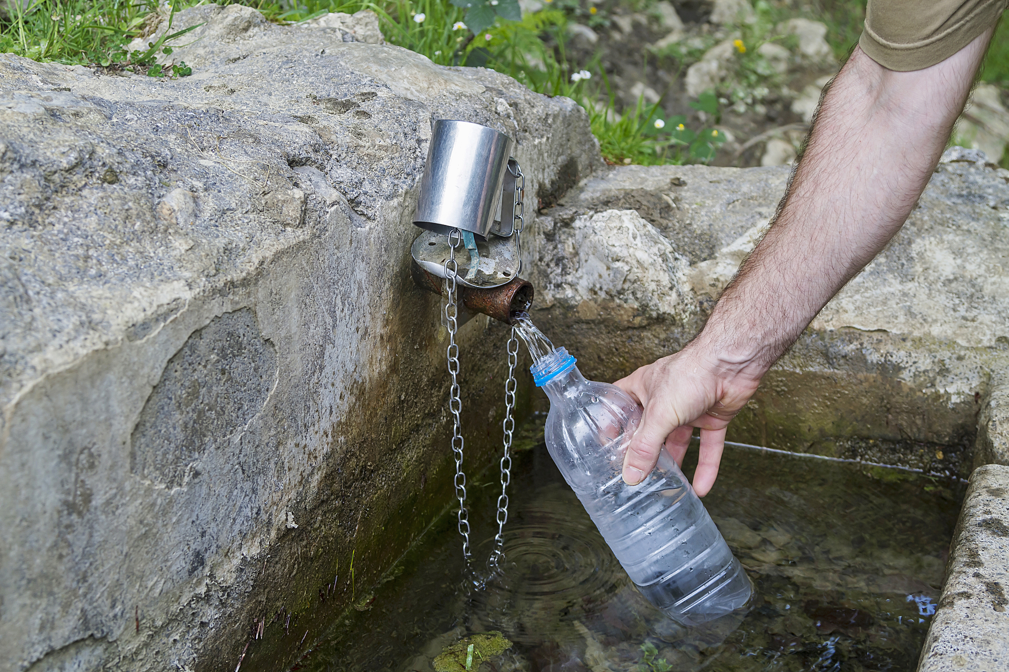 用美式英语写3条关于花园浇花喷水枪 喷水器10模式的好评以及其好评标题。结果格式为输出格式为：标题+：+好评内容。