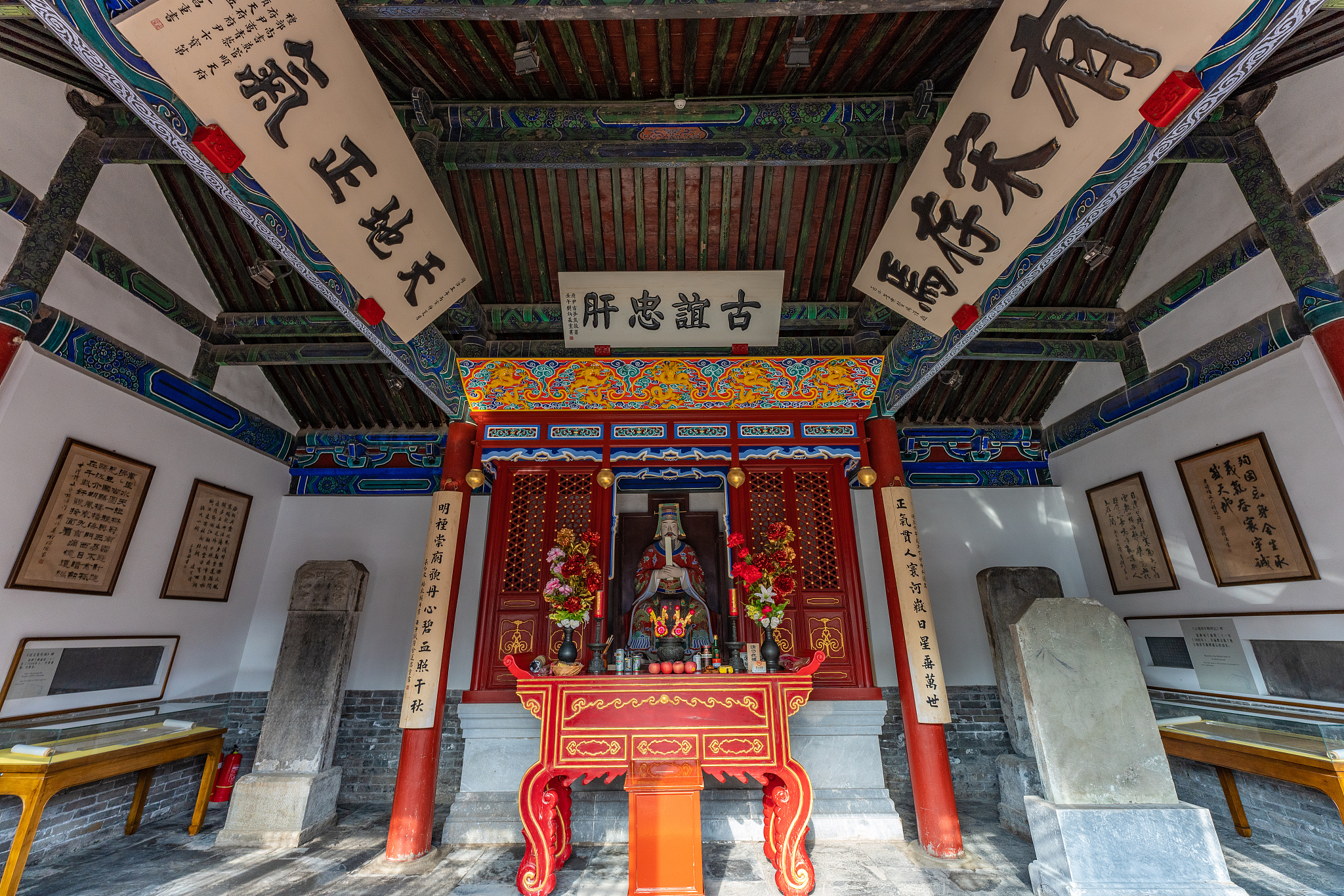 凶礼对于宗祠的建设和管理也有重要作用宗祠是家族在地域上的文化历史遗产是家族文化记忆的载体和传承场所。通过凶礼可以进一步促进宗祠的建设和管理加强宗祠与家族成员之间的联系和互动保护好家族文脉的延续和宗祠资源的利用。描述一个普遍的例子