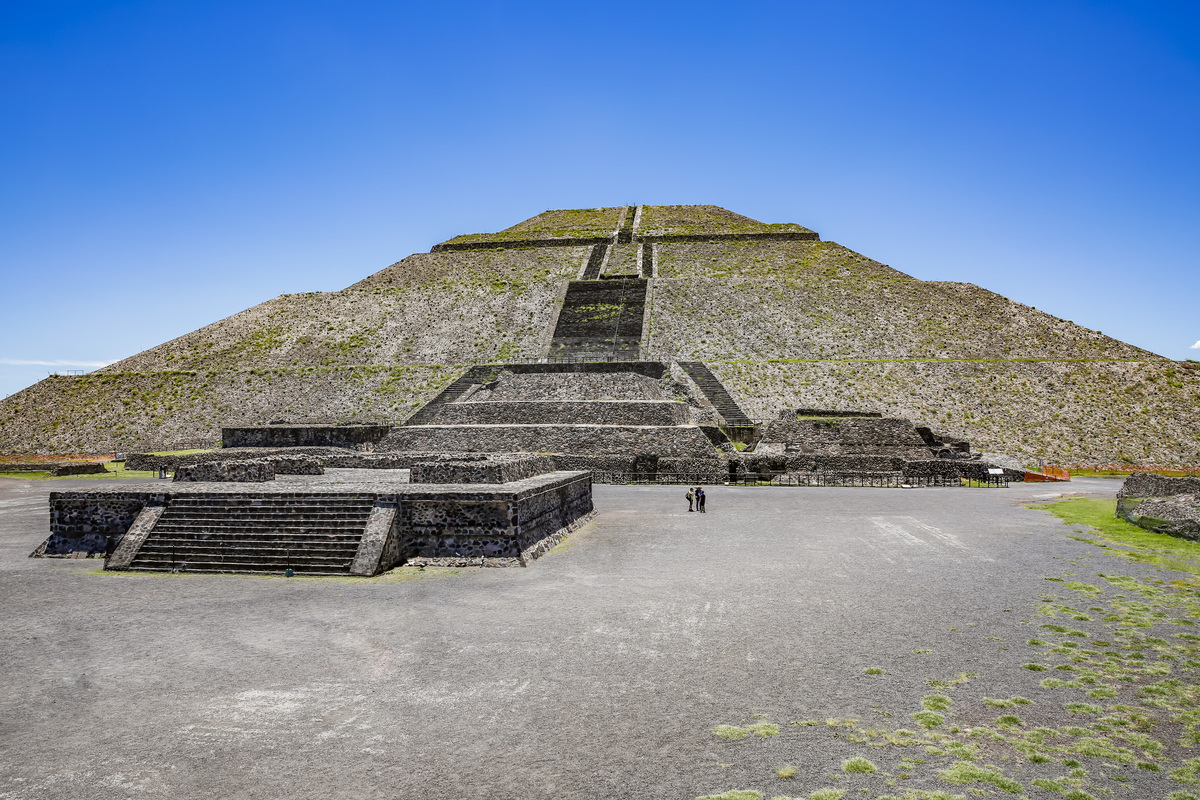 世界上随葬品最丰富的陵墓在哪里？埃及金字塔与中国明陵的对比