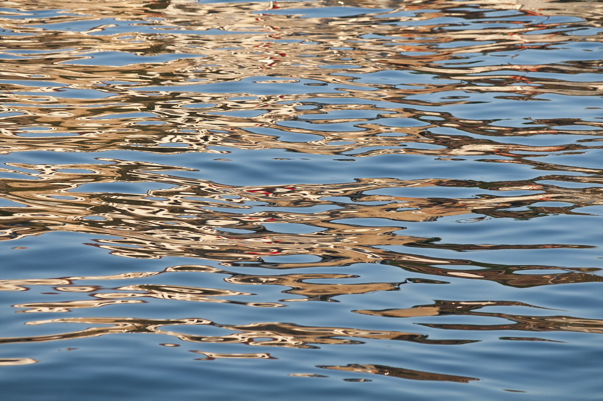 将下面进行学术翻译：图9给出了玻璃珠和FCC颗粒在扩径段不同高度上的功率谱密度分布。从图中可以看出所有径向位置上两种颗粒的功率谱振幅均随着床高的增加而降低在扩径段底部振幅最大当高度增加到H2和H3时功率谱振幅大幅降低。这是由于气固相互作用沿轴向减弱从而造成扩径段上部的能量波动小。而且功率谱主峰随着高度增加逐渐变得模糊在H3高度时已观察不到明显的主峰存在。上述现象说明气固两相流动在扩径段内沿轴向发展