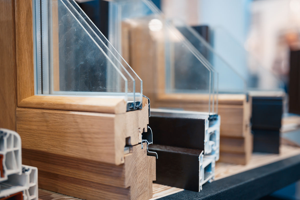 巴尔蒂克系统门窗有自己独立的技术部门会针对系统门窗的各部件进行严格的测试和检验所以各个部件搭配非常好不容易出现故障也就是我们常说的稳定性好。普通门窗就是按照自己的需求订购不同的部件进行组装但是在使用的过程中多少会出现一些问题稳定性相对较差些。系统化的设计、高隔热型材、高品质配套系统、严谨的生产工艺、完善的服务体系。