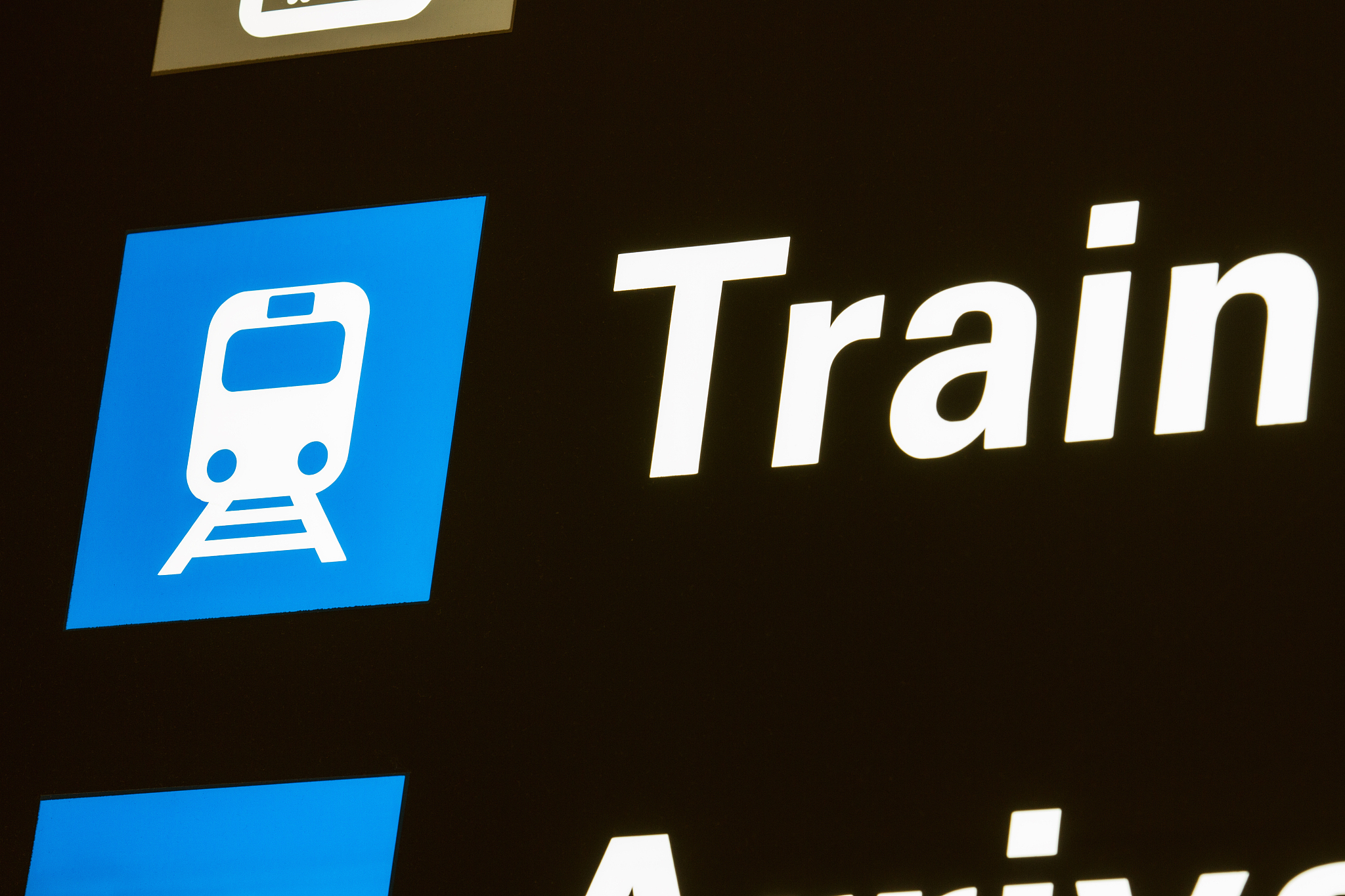 简单铁路客运英语对话及翻译：询问车站和列车时间