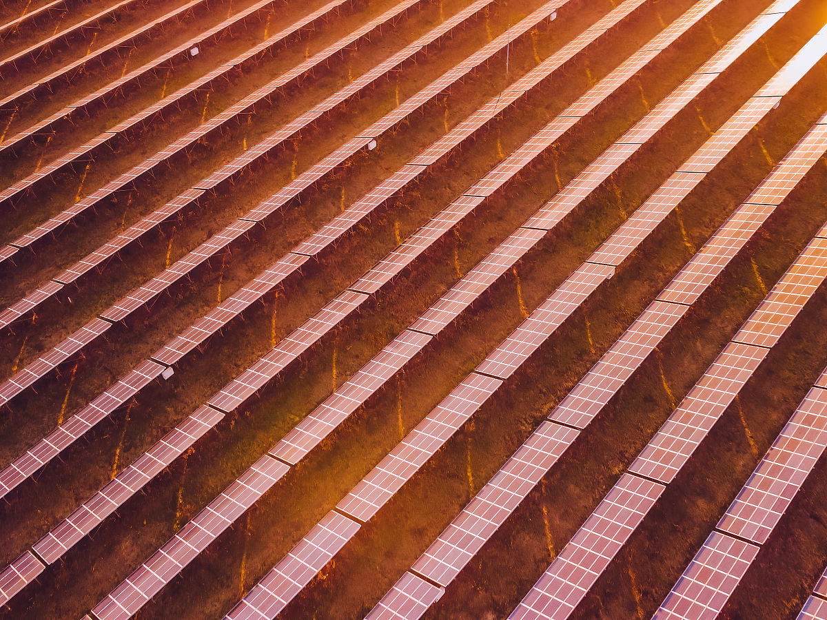 光伏板吸收太阳能效率：影响因素和转换率