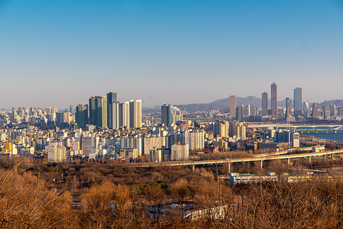 首尔市中心总是美丽的风景吸引着人们.