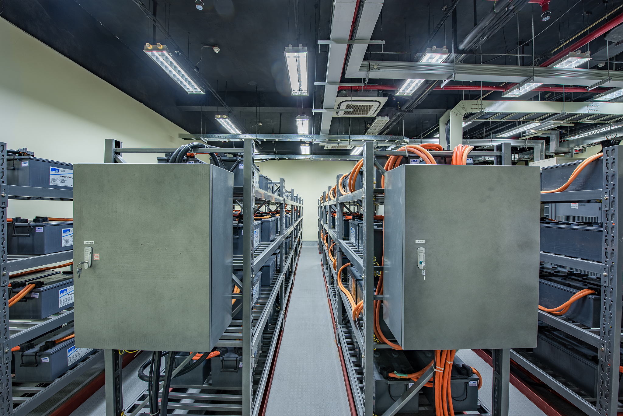 在计算机机房中活动地板最能够预防以下哪种情况的发生？A计算机和服务器周围电线的损坏。B静电现象导致停电。C地震产生的冲击。D水灾的侵害。请回答这道题并说出这道题涉及到的知识点