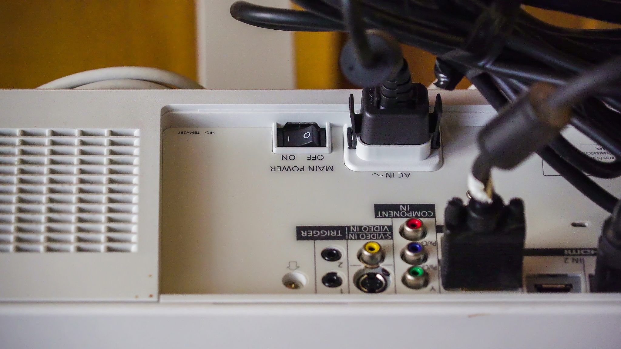 你好投影仪开机无画面怎么回事啊？帮我用200字详细描述