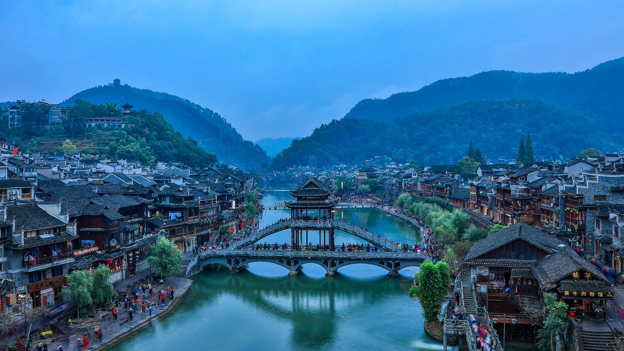 我想去湖南旅游为期两天预算5000请你以导游的身份给我一份攻略。