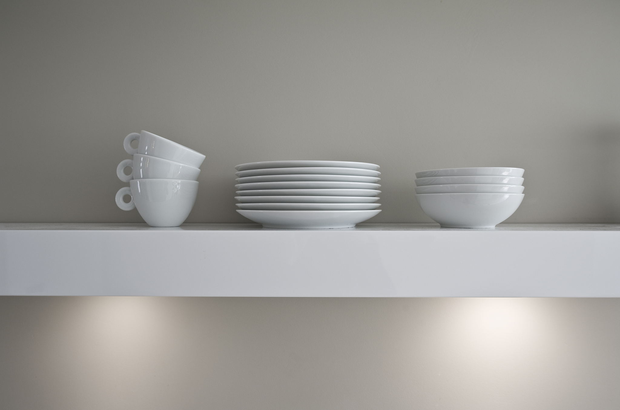 kitchen plates and coffee cups