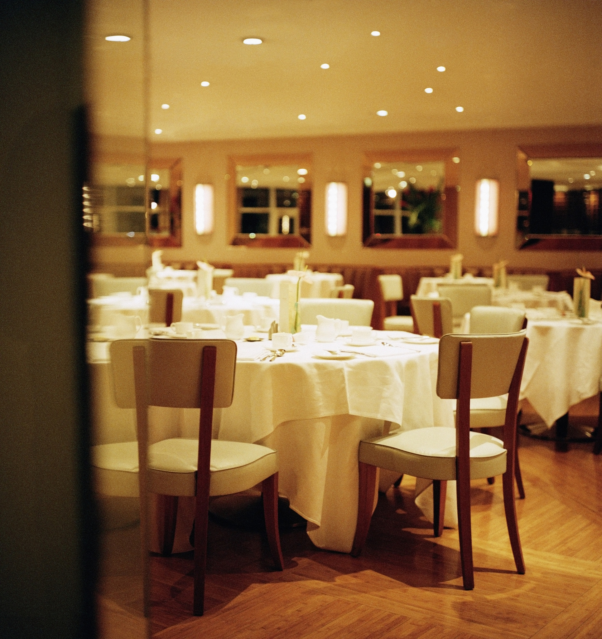 The restaurant falls under Craigs responsibility while Ailsa manages and markets the hotel Antonio on the other hand is in charge of the front desk The hierarchical relationship between superiors and