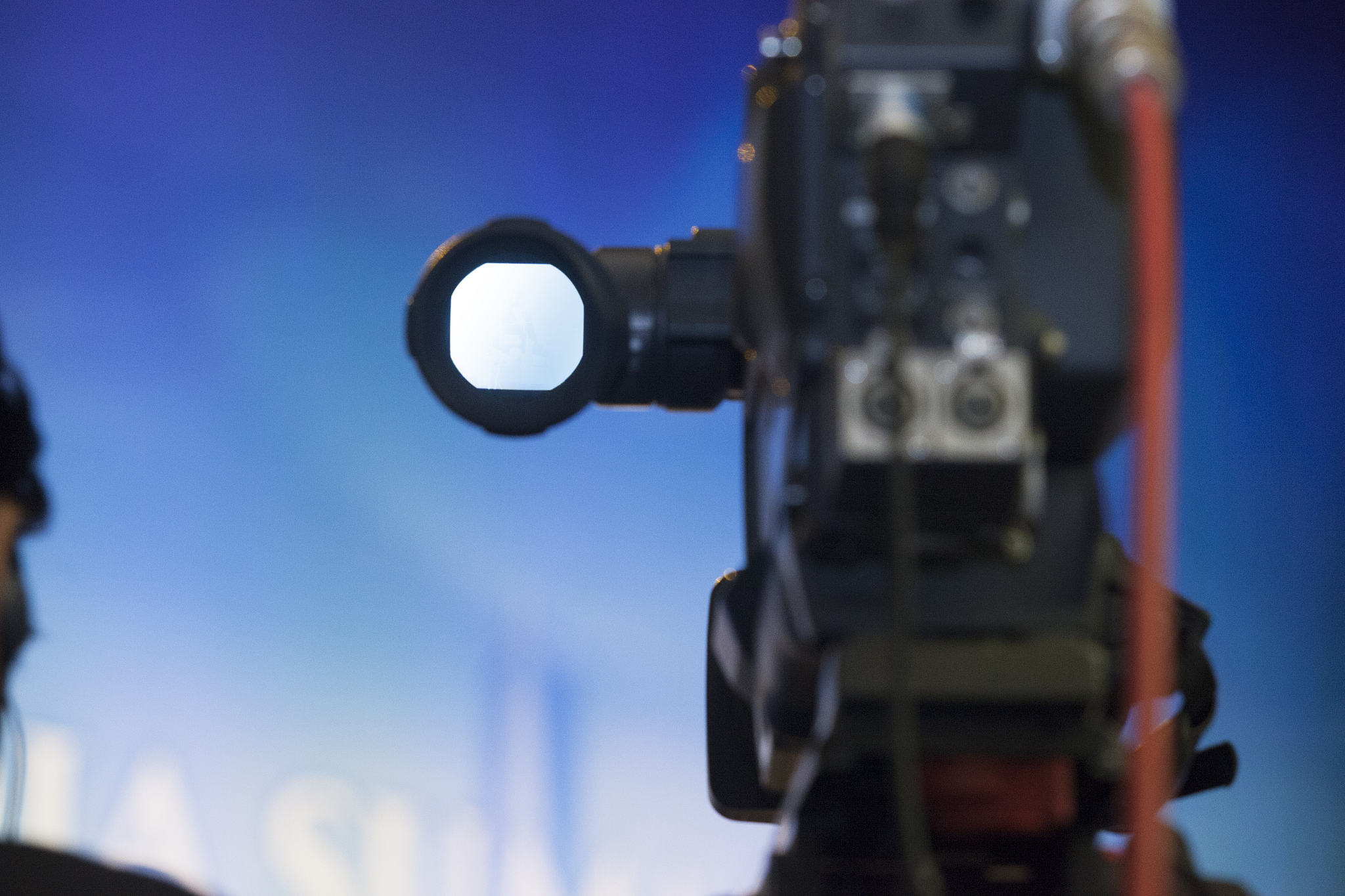 请翻译收货人称已经有约16000吨的好大豆来自MV NAVIOS GALAXY II到达了工厂具体存储信息未向我们透漏。收货人已经从5月11日下午开始将两船的豆子进行掺混生产掺混比例约为7：3我船：NAVIOS GALAXY II。目前新产品的化验结果还没出来。收货人称可能会根据化验结果调整掺混比例。