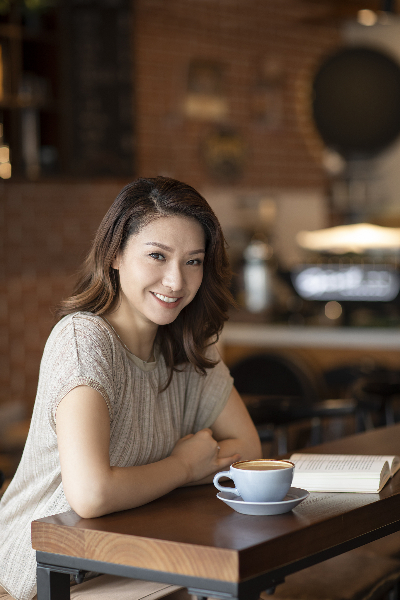 优雅女士在咖啡店喝咖啡