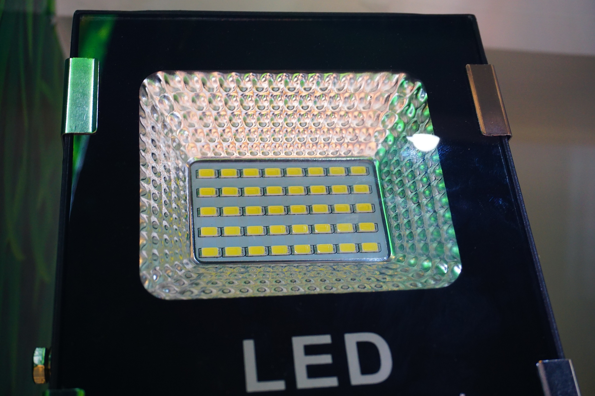 LED采用上下电极封装下电极阳极封装在PI膜基材上的金属电路上上电极阴极连接在COP膜材上的纳米银纳米银作为共阴极的电极涂布纳米银厚度可以让阻抗小耐弯折的发明专利
