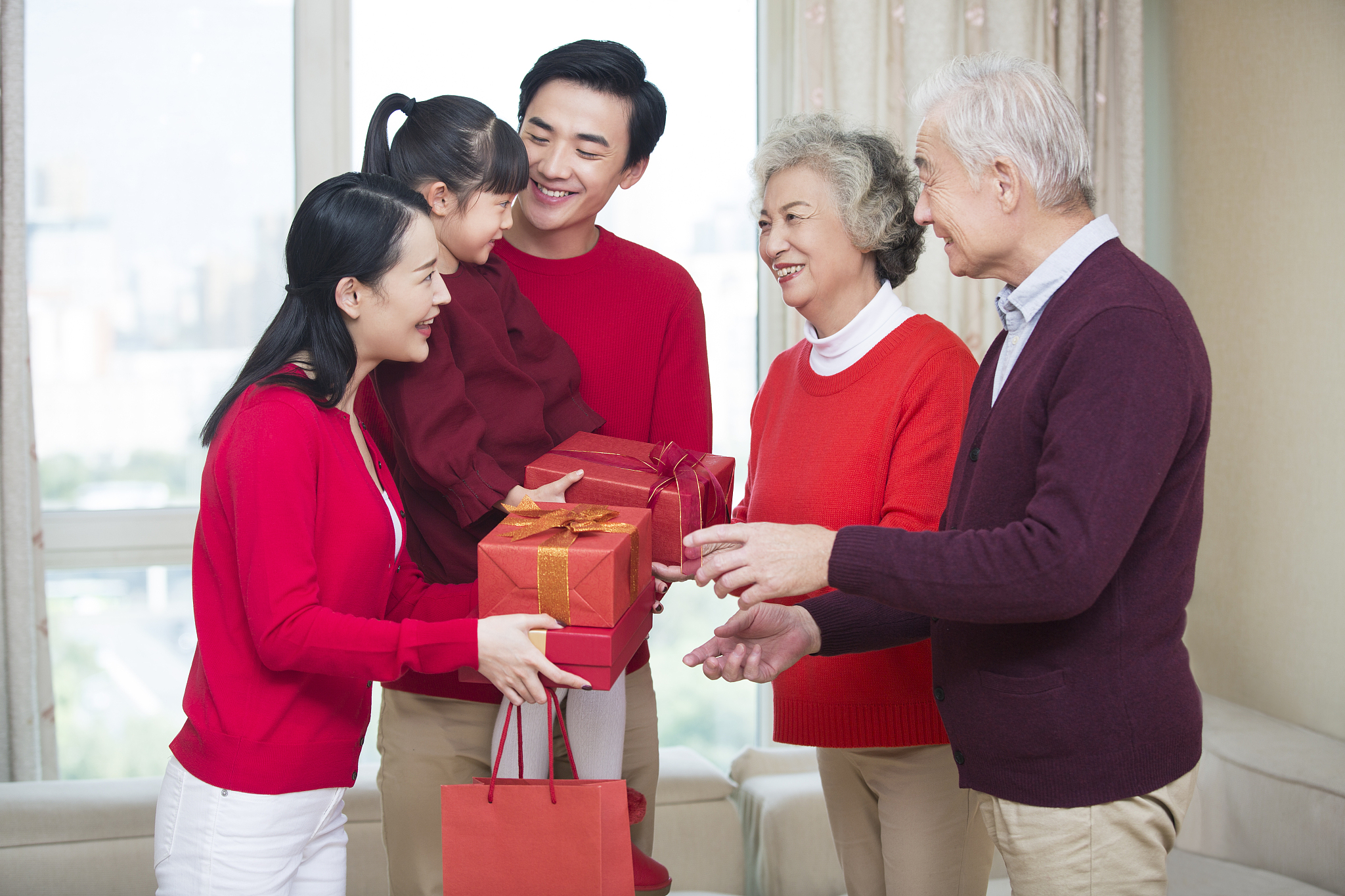 请帮我写1篇600字博客文章主题是：过年给父母买什么