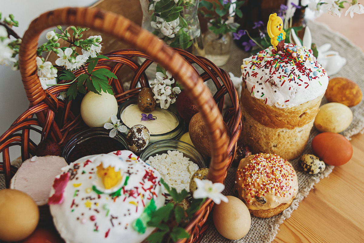 传统的复活节食品,自制的复活节面包,复活节蛋和春天的花在乡村的桌子