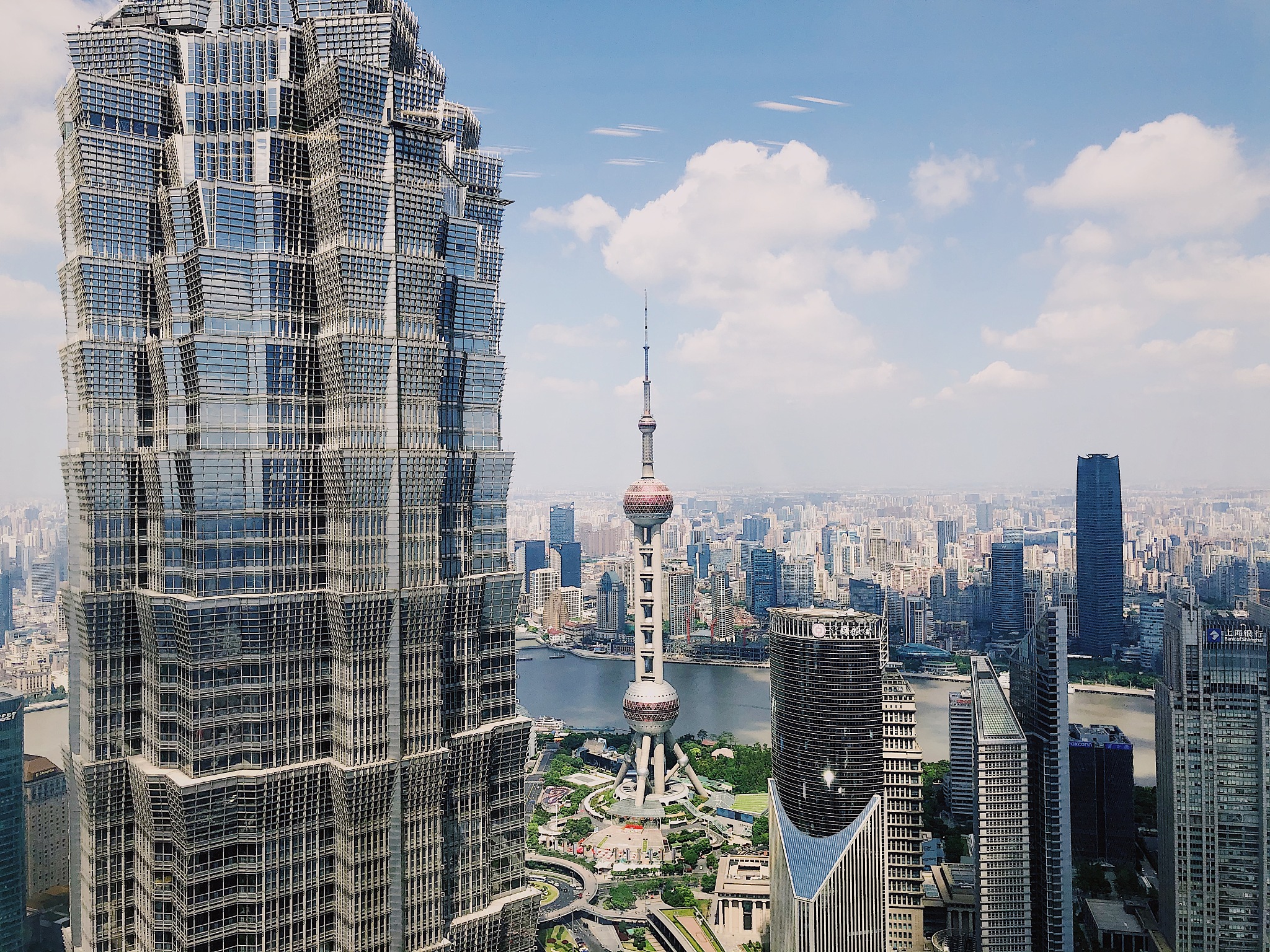 上海经济地位概览：国际金融中心、世界贸易港口等称号彰显其重要地位