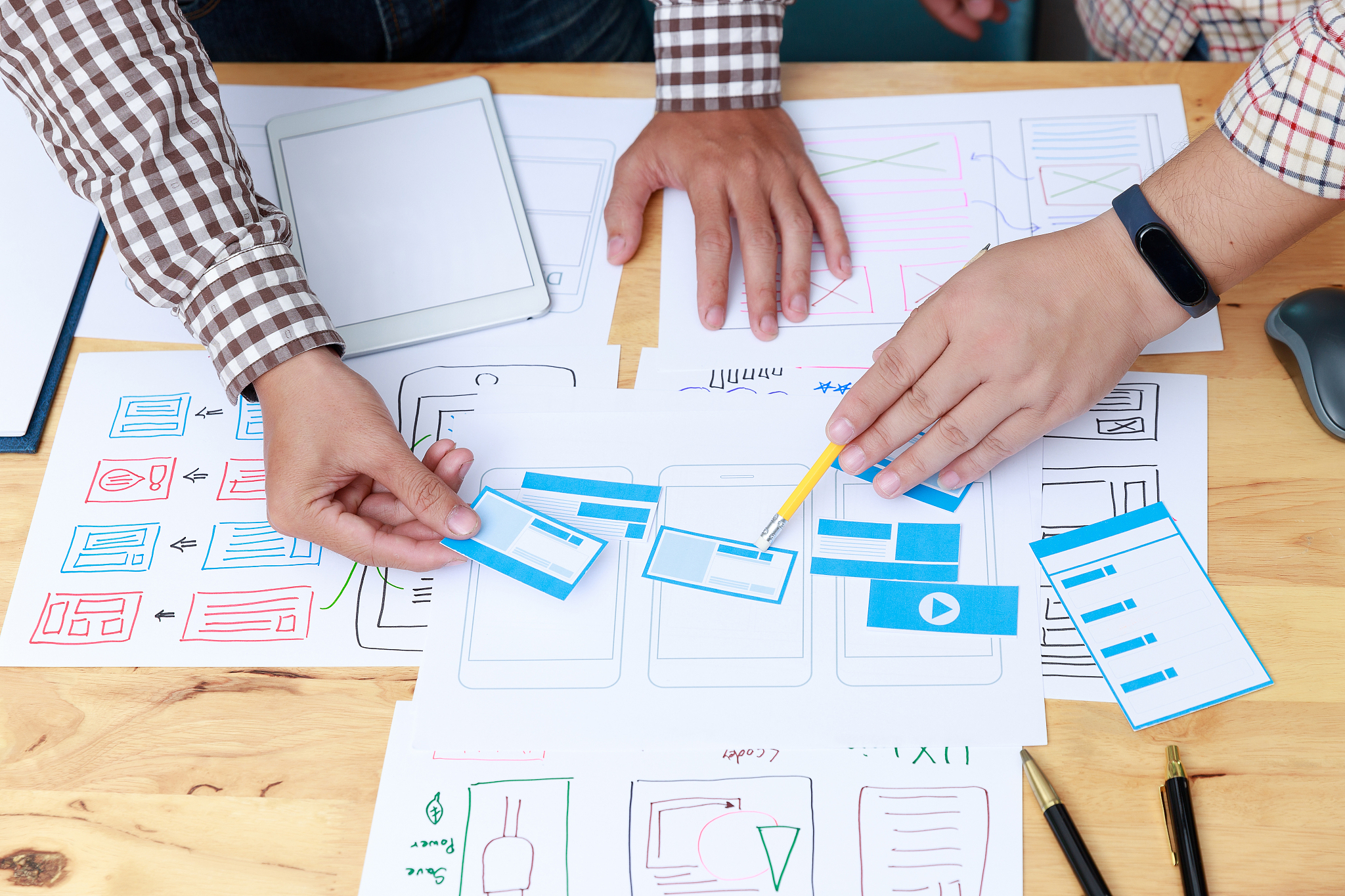 帮我设计一个基于BS的职工管理系统的汇报管理的表结构要求有销售业绩表拜访申请表日报表