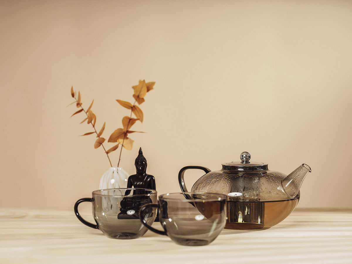 玻璃茶杯,茶壶,佛像,宁静的环境