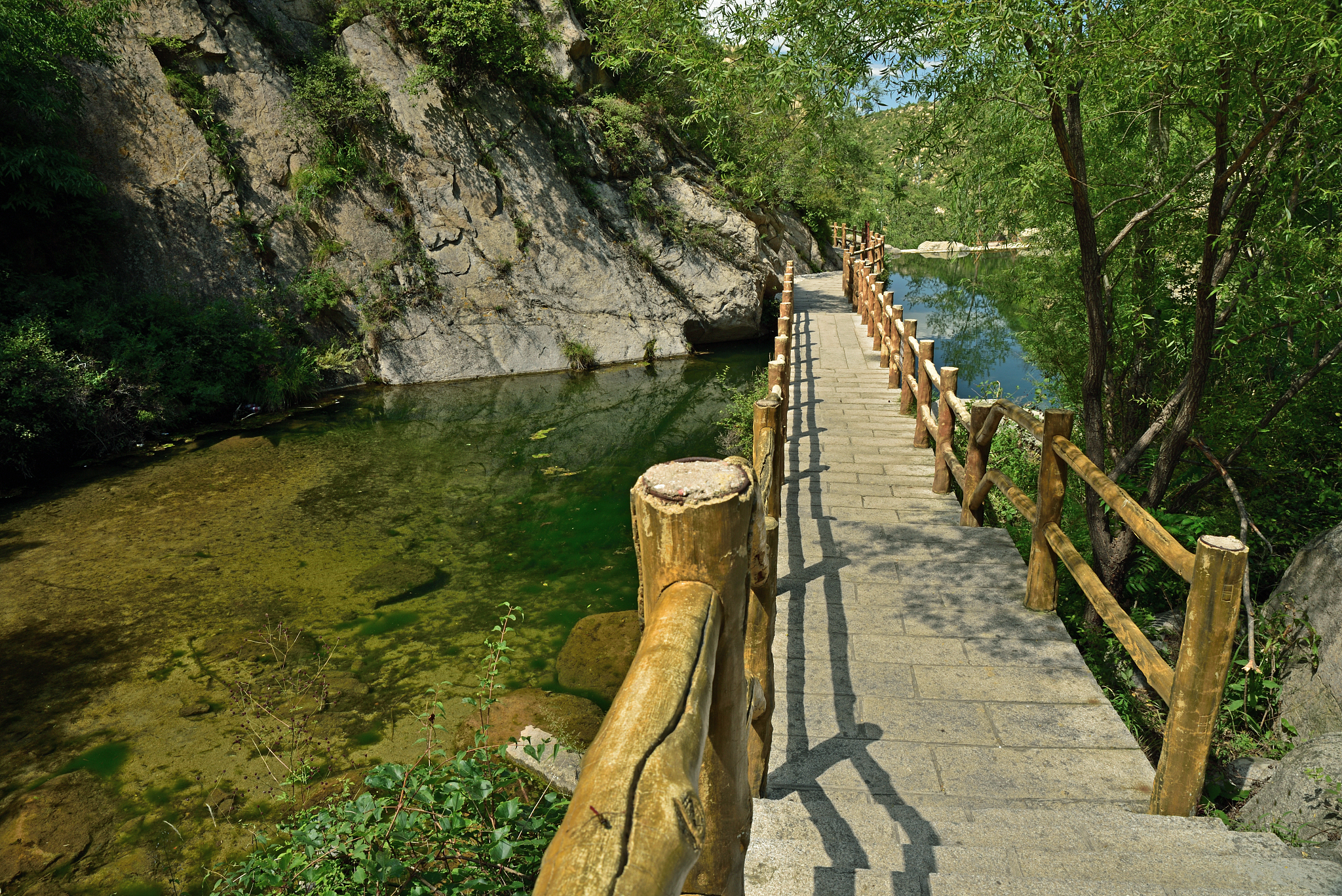 桓仁县虎谷峡适合老年人旅游吗帮我用210字详细描述
