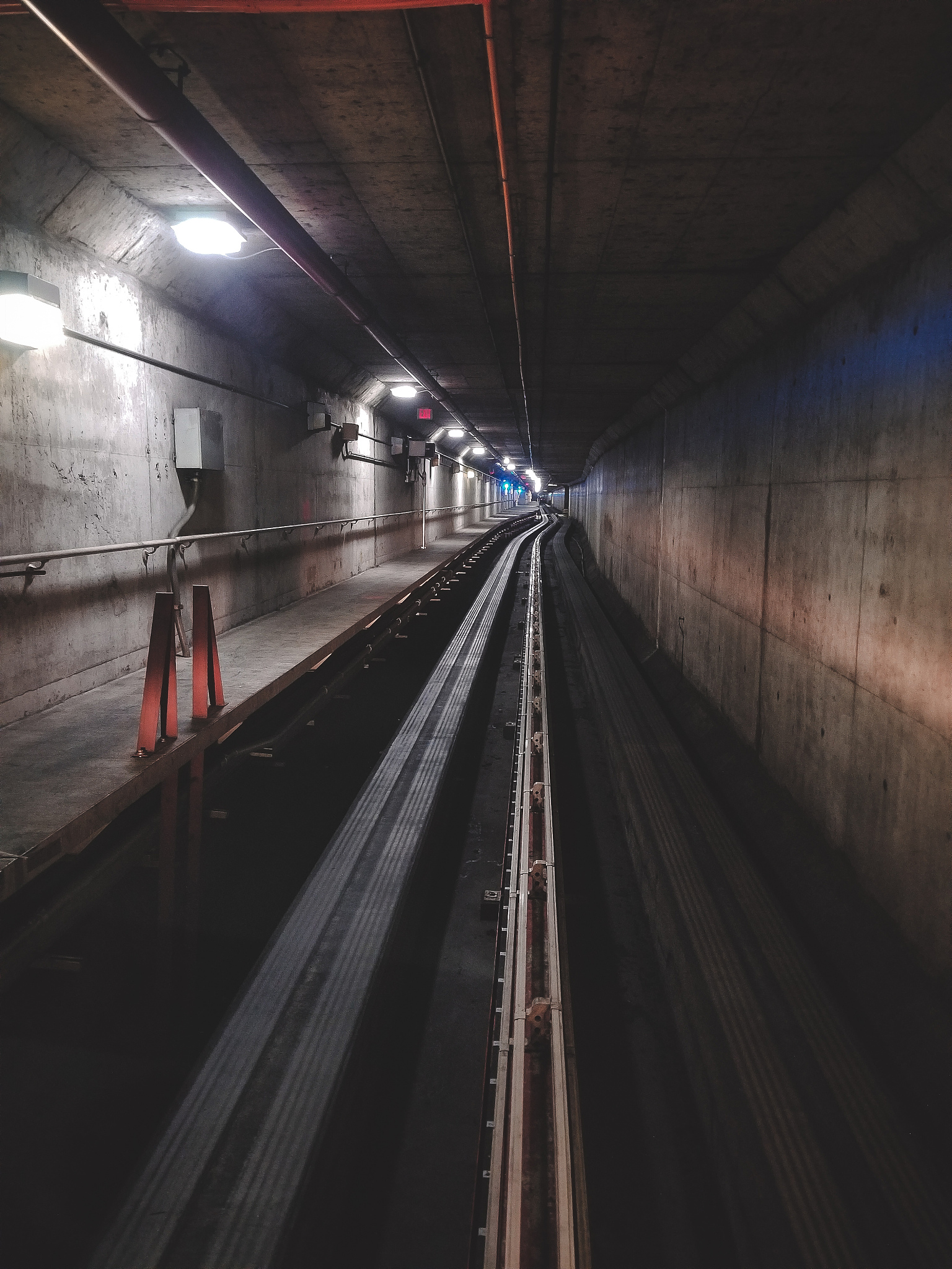 地铁停电怎么办？乘客指南：保持冷静，安全应对