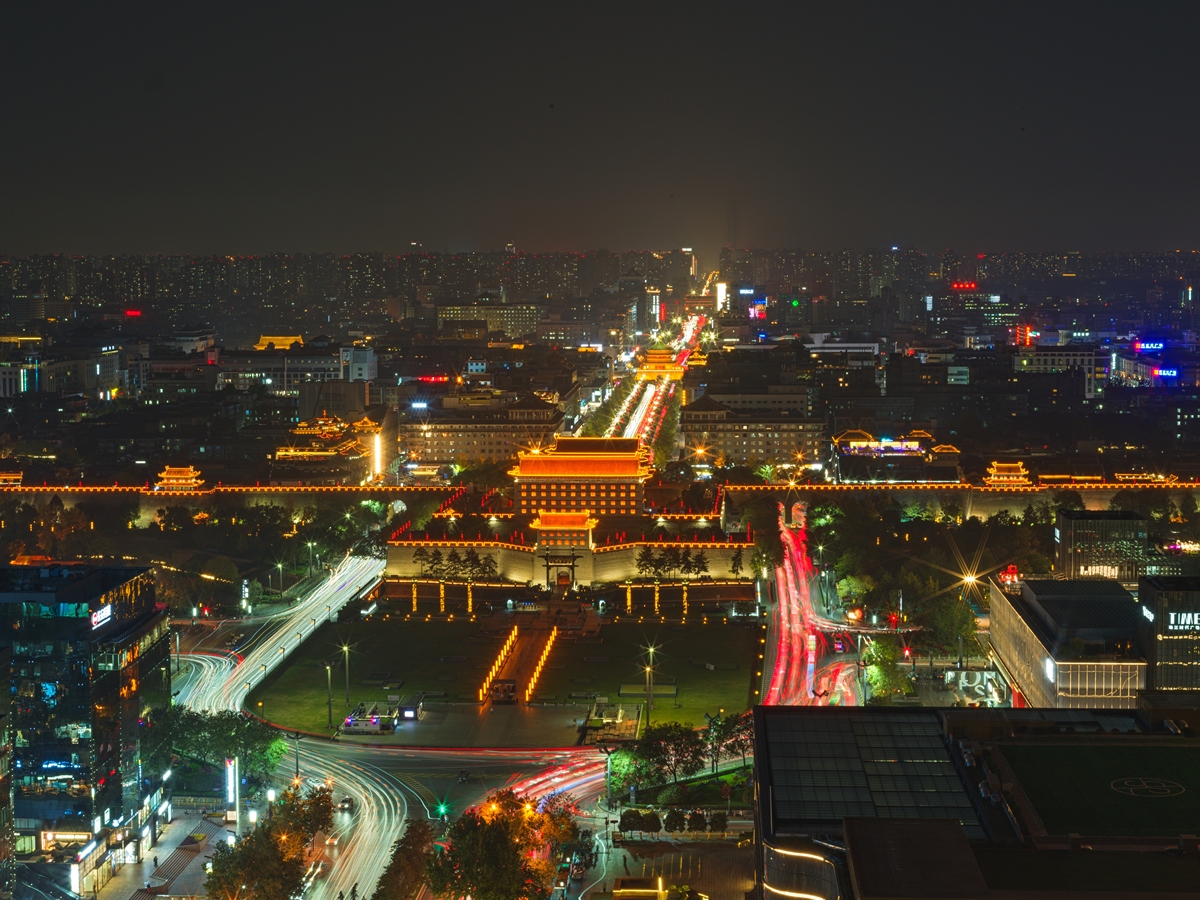 夜晚的城市景观,拥有灯火辉煌的历史建筑和现代城市,