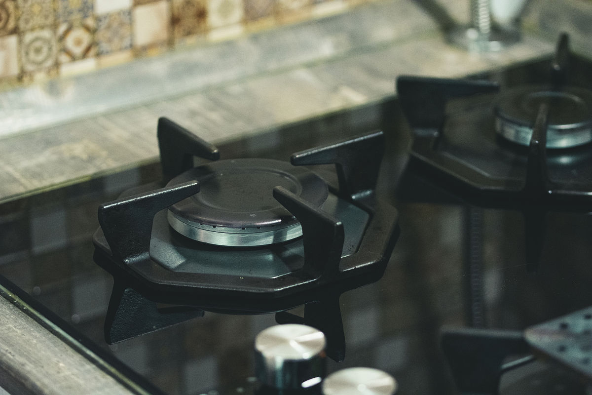 煤气灶按着有火松手就灭？原因解析及处理方法