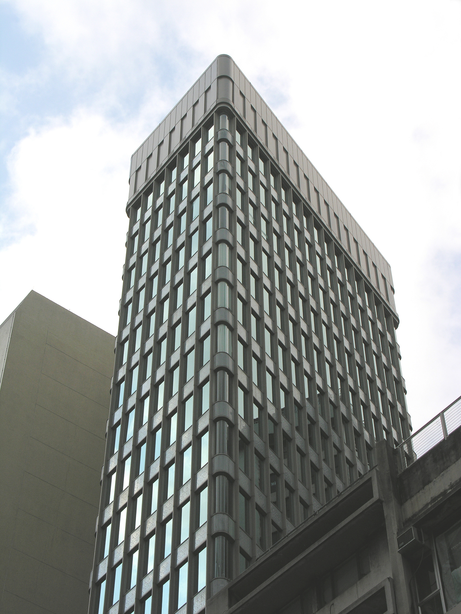 建筑学专业学生参观山东临沂南坊大厦写一千字对于此建筑的观感