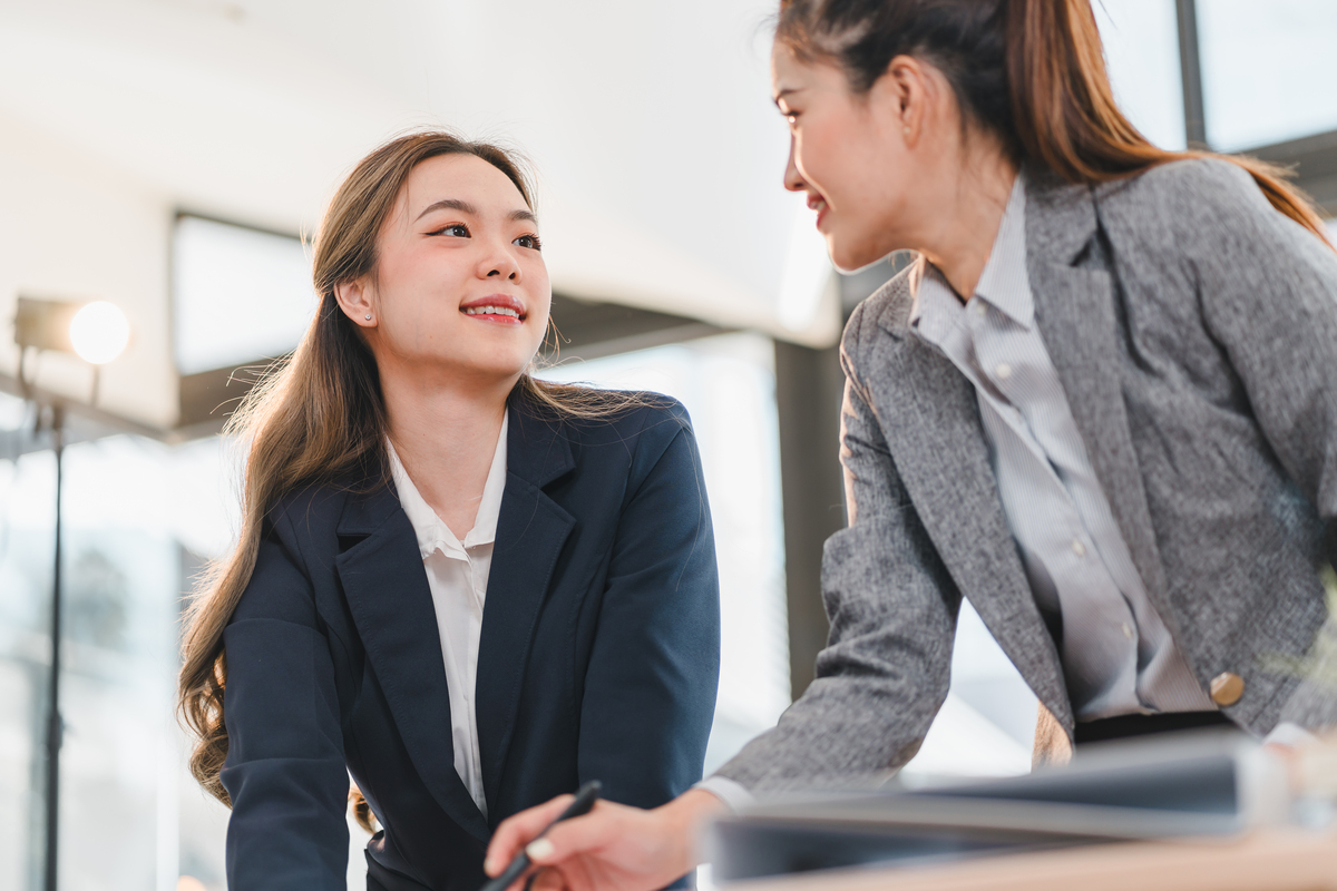 我们俩不在一个车间干活他是一个四十多的二婚女性我是三十多的单身但是我们就是性格比较外向开朗活泼两个人都喜欢闹着玩儿几乎天天一起玩去年四月底在食堂吃饭排队我那天心情不好她非要和我闹着玩儿我没控制住就骂了几句脏话结果她就发疯一样了后来我也道歉了他就是发疯一样不理我到了十一月份才和好了又开始有说有笑的但是没有维持多久突然间有一天她告诉我从来没有人和我一样骂过他然后到现在都不理我她当时特别委屈的告诉我说以