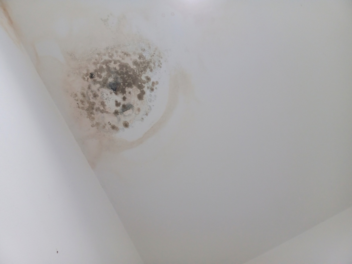 天花板吊顶发黄脱皮开裂怎么办？