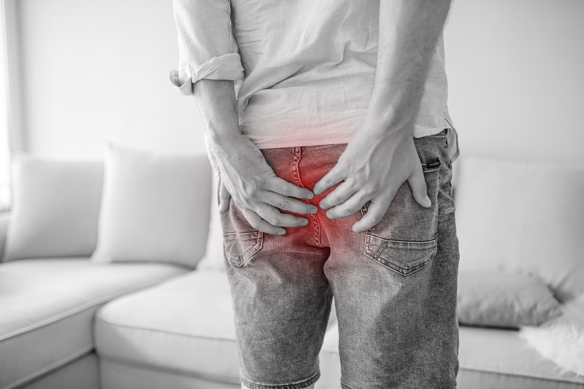 man hand holding his bottom because having abdominal pain and he