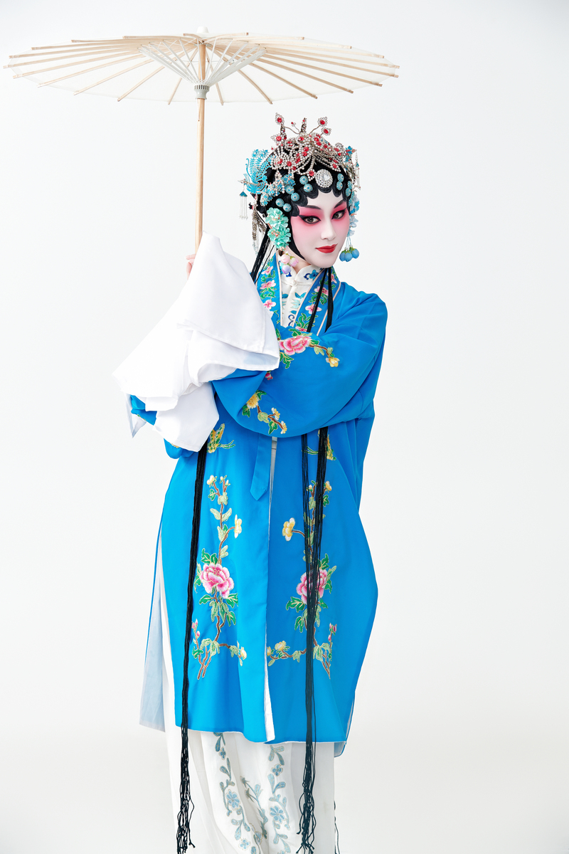 一位京剧女演员身着青衣或<strong>花旦</strong>戏服,手持油纸伞.