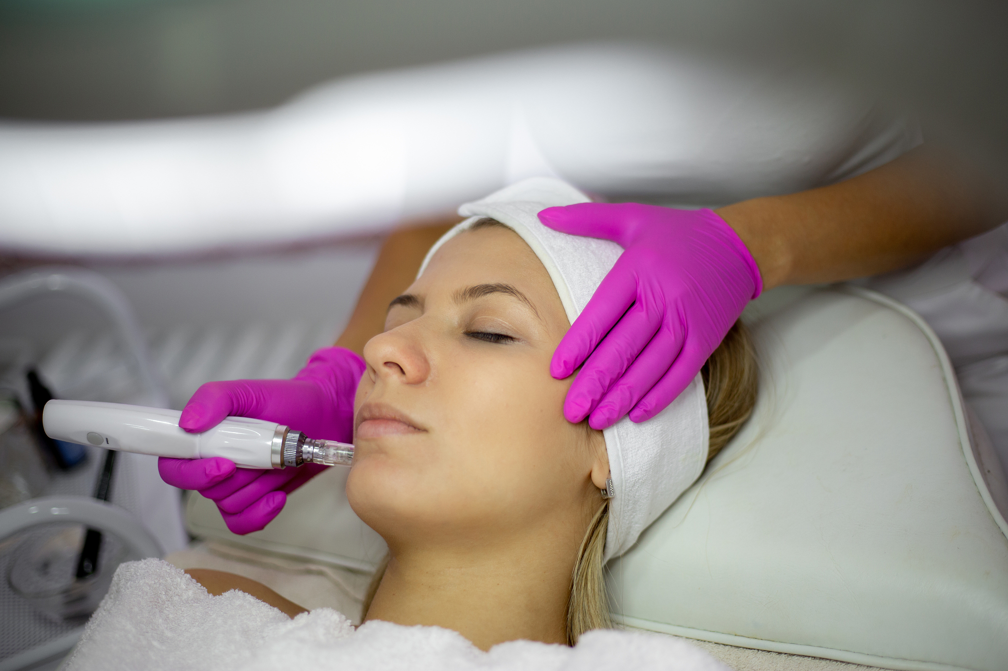 facial treatment with dermapen in the beauty salon