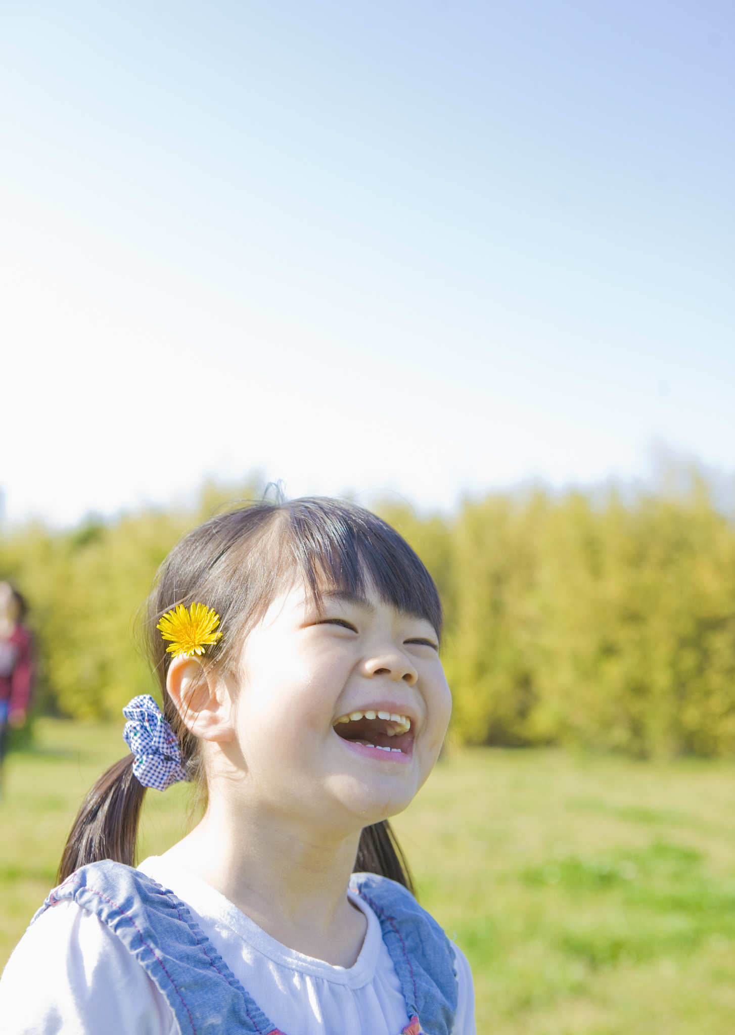 她，温暖的笑容和明亮的眸子